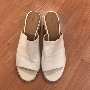 Frye leather block heel sandals. White. Size 9.5